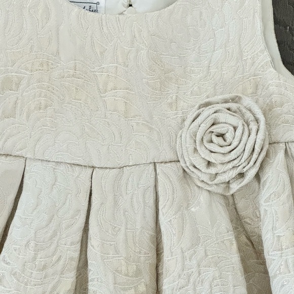 Pippa & Julie Girls Sleeveless Ivory/Gold Metallic Dress w/Rosette - size 5 - Picture 2 of 7
